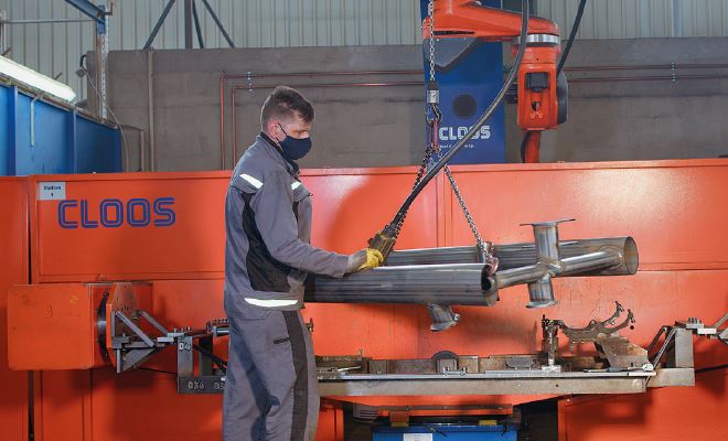 Photo 3: While the robot welds, the employee can load and unload the other station.